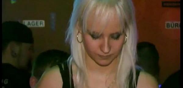 Öffentliches Spanking und Züchtigung durch mehrere Dominas in einem Nachtclub in geilen sexy Stiefeln für einen devoten Sklaven Schwanz